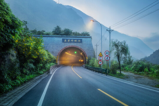 汶川县国道公路明洞