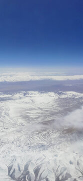 高空俯瞰雪峰