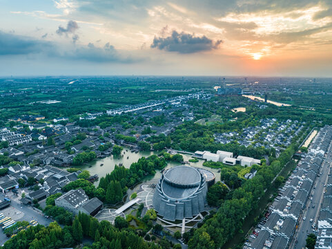 黄昏下的乌镇大剧院