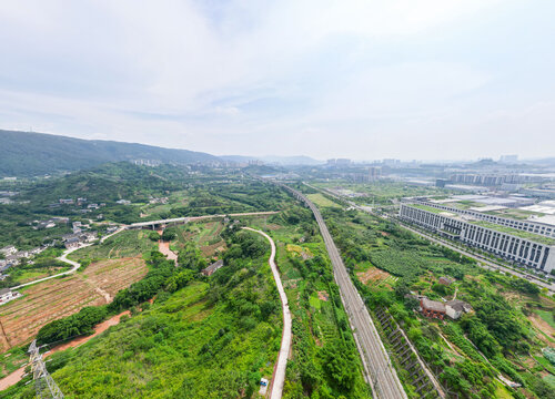 郊区的铁路轨道