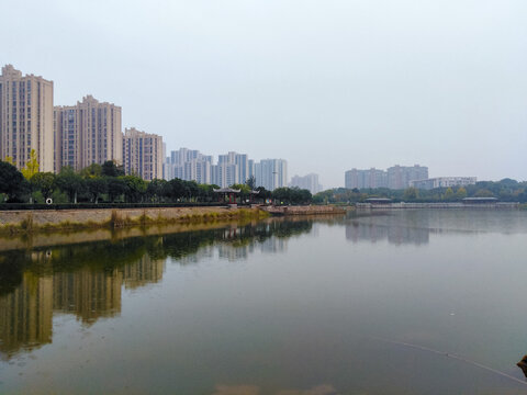 秋天公园雨景