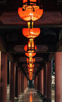 中式连廊里一排亮灯的灯笼