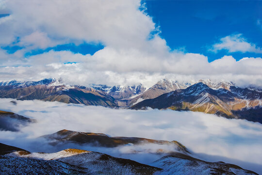 中国西藏格聂神山和云海美景