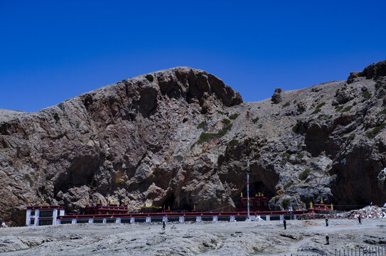 纳木措湖边地质奇观怪石嶙峋