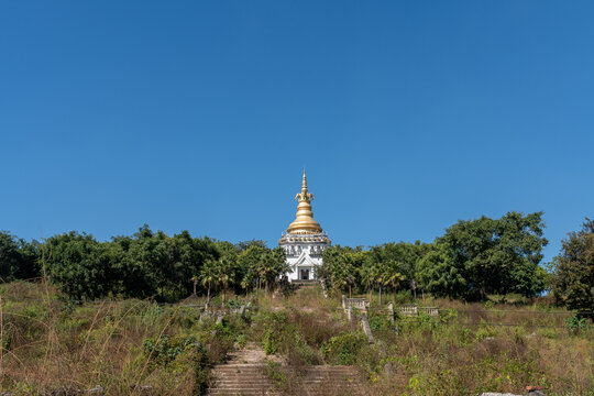 废弃的佛教建筑和佛像