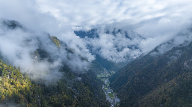 云雾绕山间