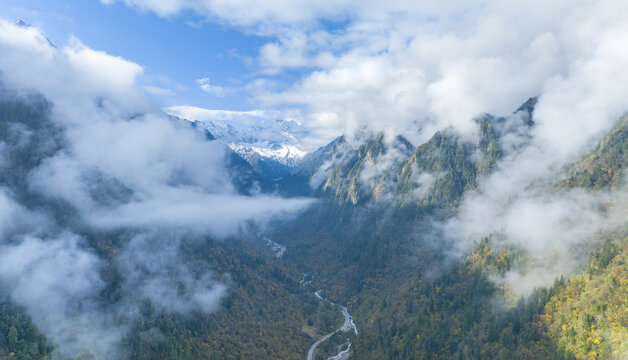 云雾绕山间