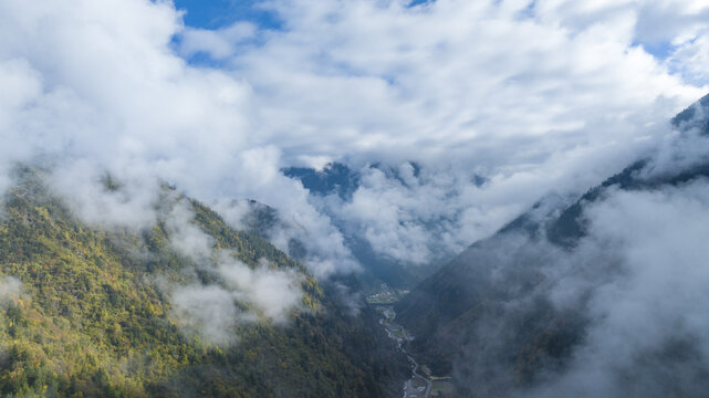 云雾绕山间