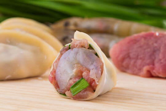 鲜虾韭菜猪肉饺