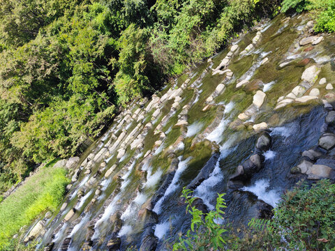 山间溪流