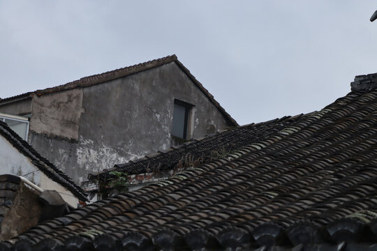 雨后乡村屋檐