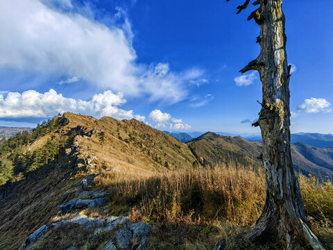 药子梁山脊