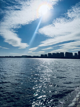 蓝天白云与波光粼粼的湖水