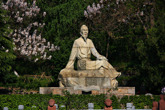 花果山吴承恩雕像