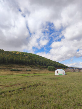 草原山坡蒙古包