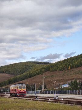 远山背景火车驶入