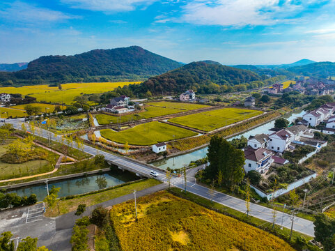 蓝天下的田园乡村