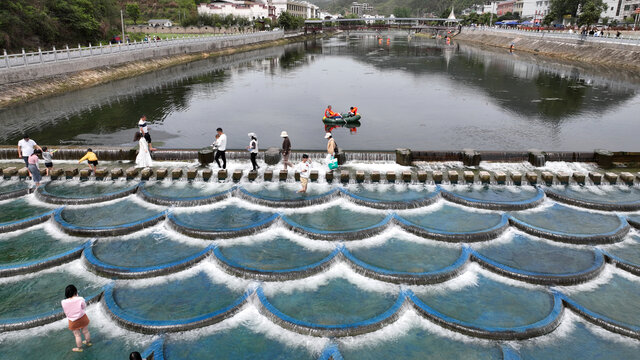 鱼鳞坝瀑布