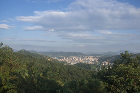 天空和丘陵景观