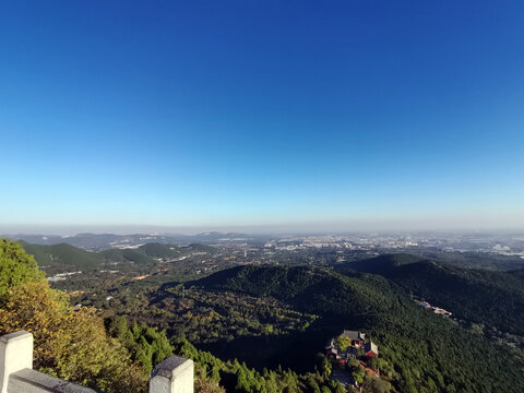 山顶俯瞰小城