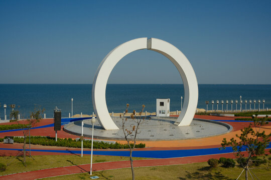 烟台海边环形雕塑