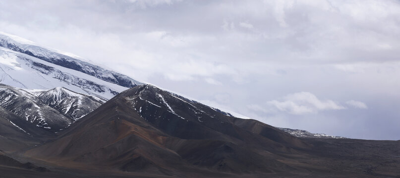 新疆卡拉库里湖慕士塔格峰
