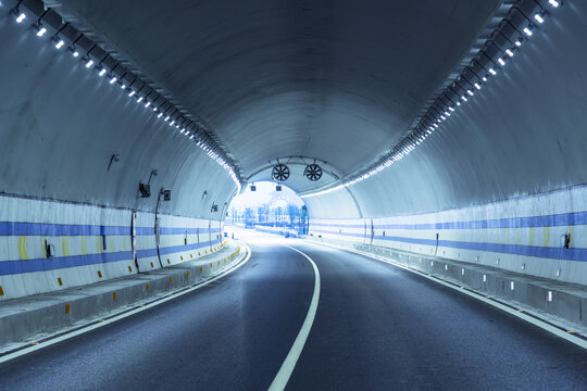 高速公路隧道出口