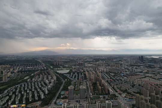 风云多变城市上空