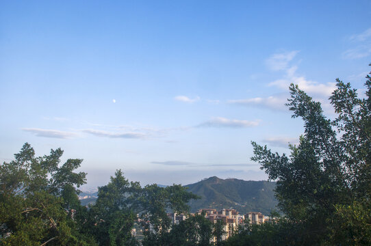 天空和山头