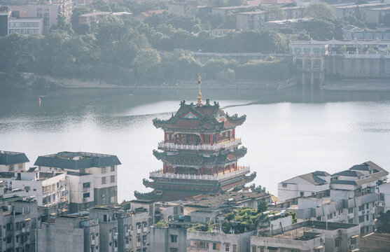 柳州西来古寺寺庙建筑与河流