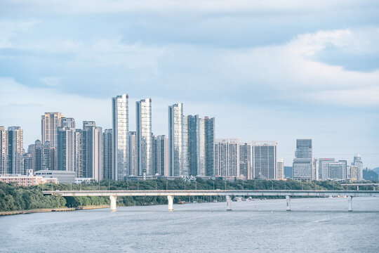 广西柳州河东大桥与滨水建筑群