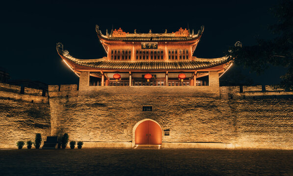 柳州市历史建筑东门城楼夜景