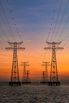 西湾红树林夕阳下的海上电力塔