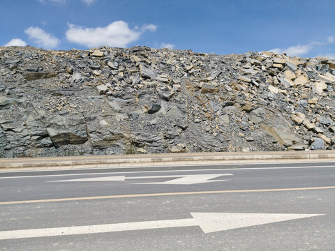 道路护坡绿化改造前