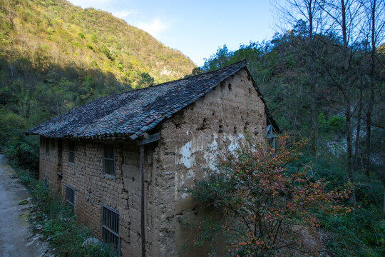 两层楼土坯屋