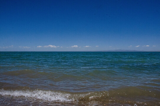 青海湖波浪惊涛拍岸