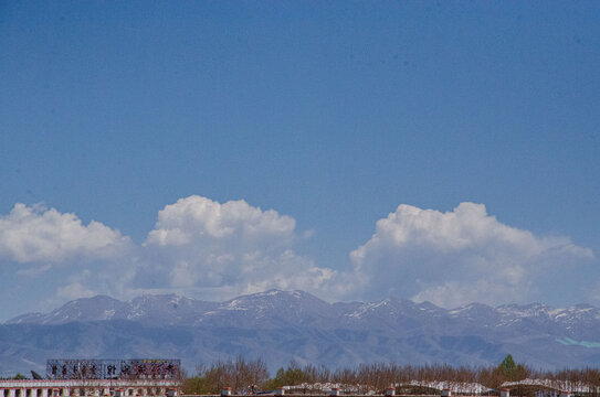 青海湖边看到的雪山和白云