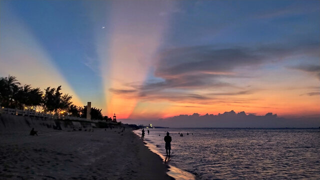 海边夕阳云彩