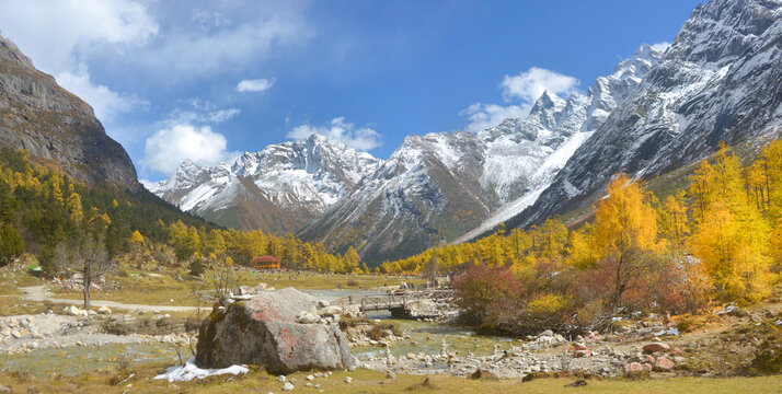 毕棚沟燕子岩窝彩林雪山全景图