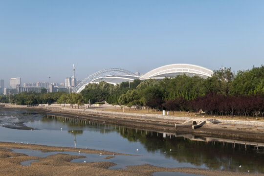 烟台体育公园和城市天际线