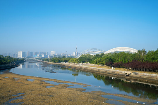 烟台体育公园和城市天际线