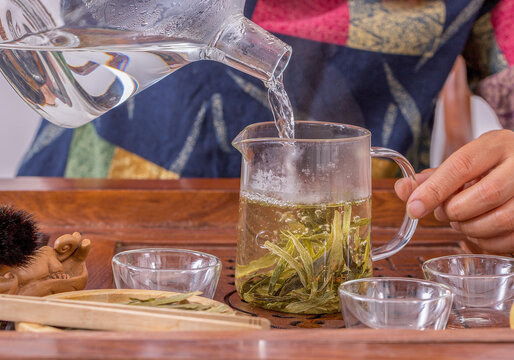 泡茶师泡大叶茶