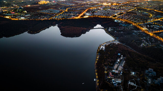 长春净月开发区湖泊与建筑夜景