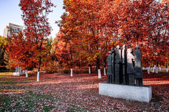长春雕塑公园秋季树木与雕塑景观