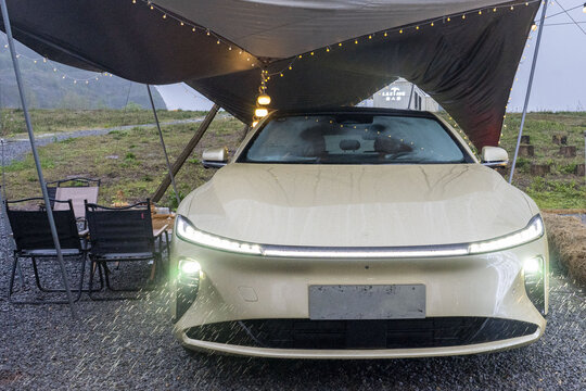 雨中的新能源汽车