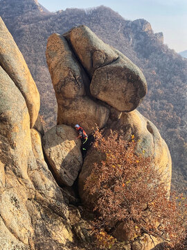 在岩石间攀登的人