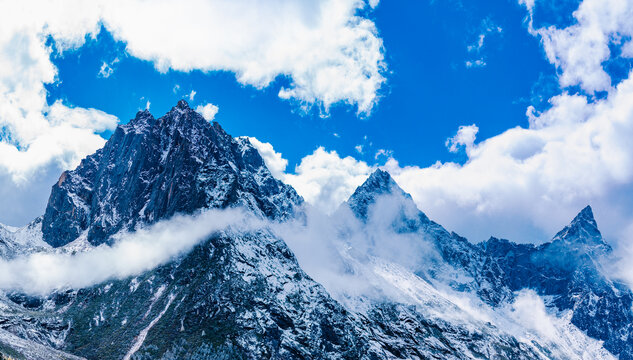 毕棚沟雪山