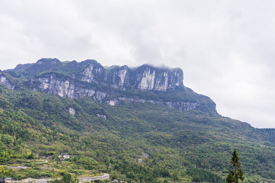 悬崖峭壁的高山