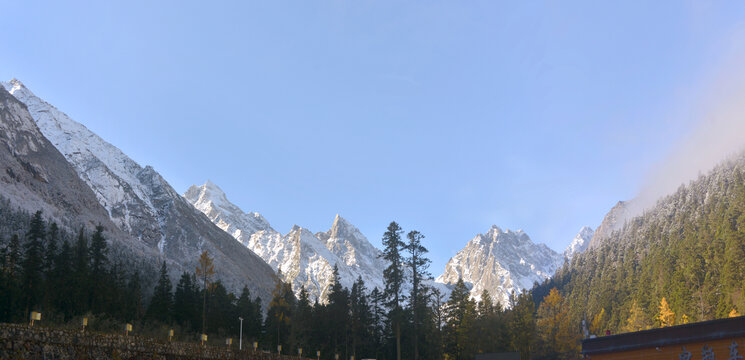 毕棚沟女皇峰将军峰雪山全景图