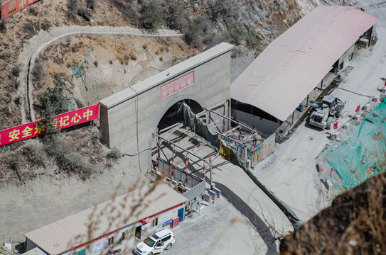 川藏铁路觉巴山隧道施工现场